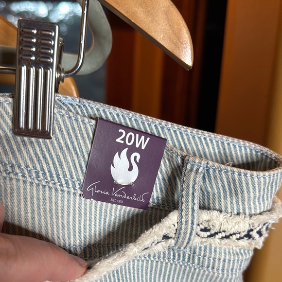 NWT Gloria Vanderbilt Sunwashed Light Blue Stripe Denim Shorts w/ Belt Size 20W - Picture 7 of 9